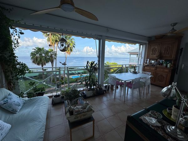 L’appart’ à Léone, entre mer des Caraïbes et volcan.
