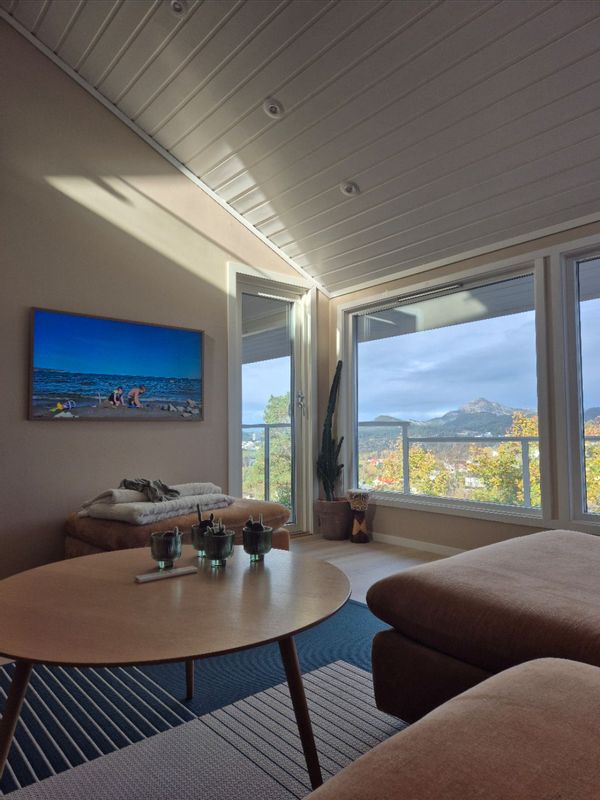 Cosy and big home 10 min from Bergen city center. Sea and Mountains nearby. 6 nights min.