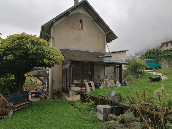 La maison de Catherine petite maison exposée plein sud calme deux étages et une vue sur la montagne