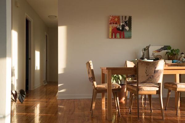 Bungalow lumineux avec vue sur les montagnes.