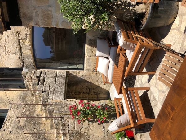 La maison de Laurence à VILLEVIEILLE est unique de part son caractère et son confort.