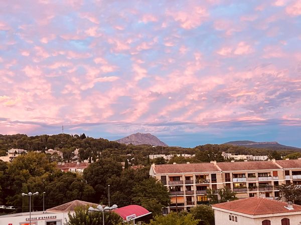 Appartement idéalement situé avec une vue imprenable sur la montagne Sainte-victoire.