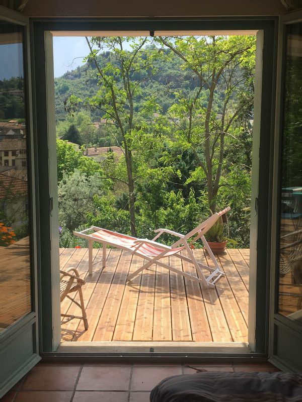 Suite indépendante avec terrasse dominant la ville