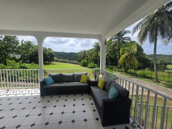 Grande maison créole avec de beaux volumes au calme, bien située pour sillonner toute la gwada.