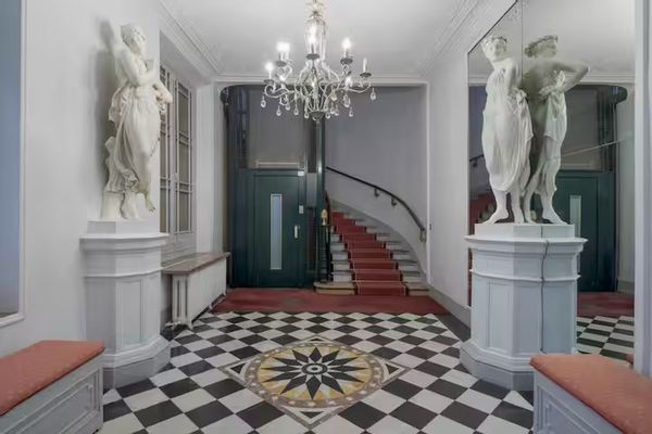 Situé au coeur de Paris dans le quartier Élysée Madeleine dans un magnifique immeuble haussmannien