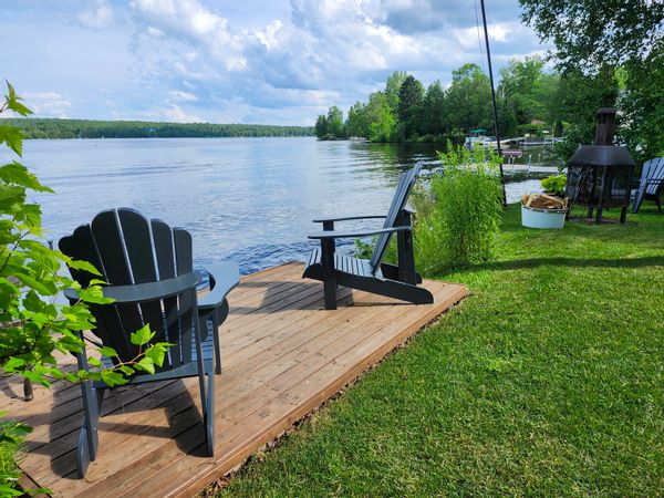 Maison très chaleureuse situé sur le bord d'un grand lac dans un petit village très chaleureux.