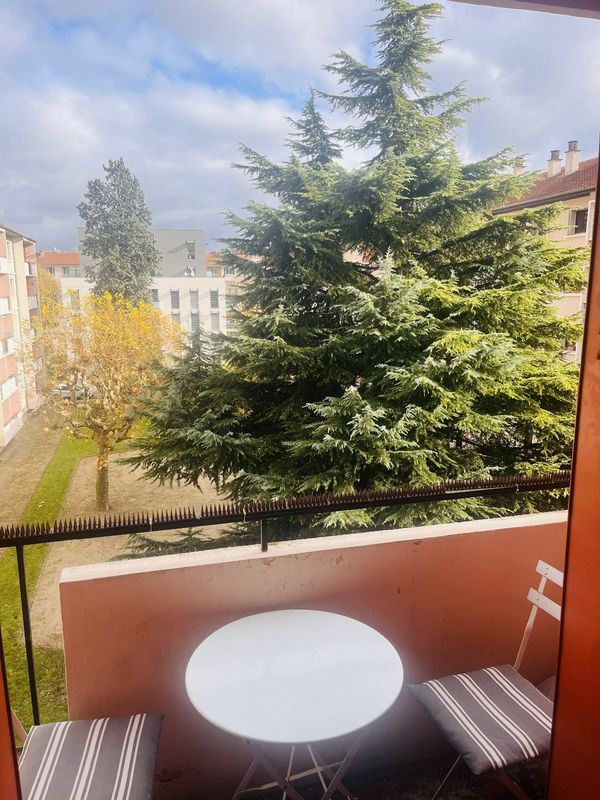 Appartement 2 chambres, cuisine très bien équipée, résidence paisible à 15 minutes du centre de Lyon