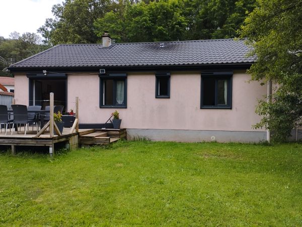 La maison de Maud et Julien. Petite maison de plain pied à proximité immédiate de la forêt