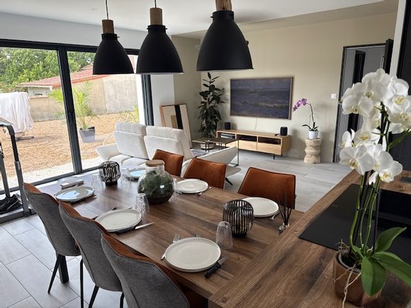 2025 new build 3  bedroom ,1 inside jacuzzi next to COGNAC. 6 pers.