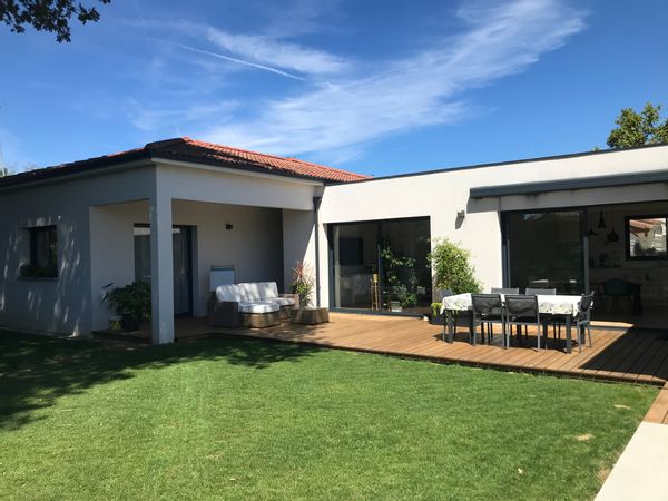 La maison de Anne : une jolie maison familiale contemporaine décorée avec goût où il fait bon vivre.