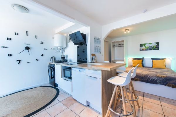 Très beau studio, hauteur d'HYERES, à proximité Villa NOAILLES, vue panoramique sur mer et Iles d'OR