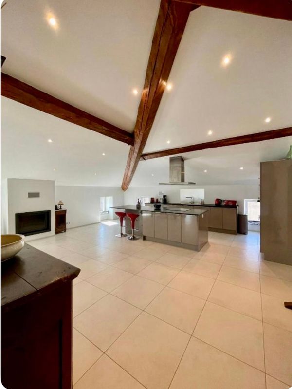 Vaste loft bord de mer en Corse complètement rénové au dernier étage de maison familiale ancienne