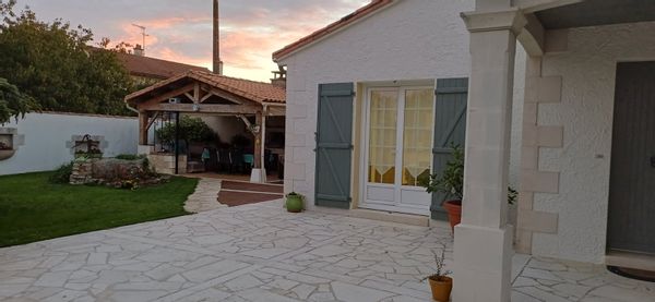 La maison de Guylaine est un havre de tranquillité au cœur d'un petit village.