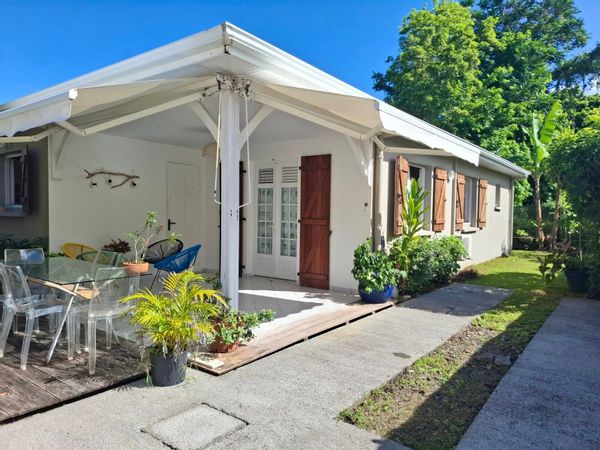 La maison de Carine est une agréable villa de type F4 située au Lamentin au coeur de la Martinique.