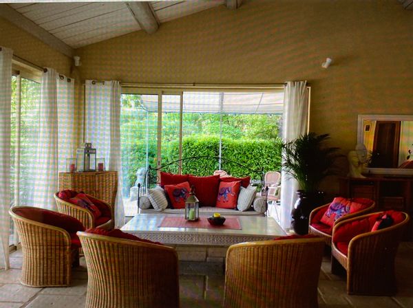 La maison de Sylvie est au calme dans un lieu de verdure