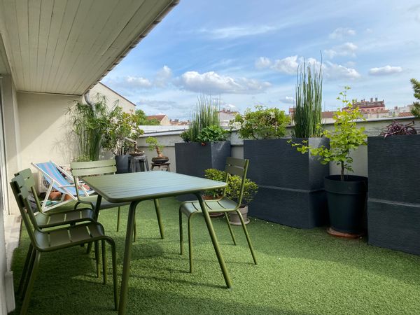 Dernier étage ascenseur terrasse et parking au cœur de la croix rousse.