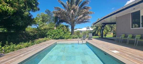 Moorea, Fare Coco Tiaré, 3 chambres climatisées, piscine dans jardin tropical, accès lagon