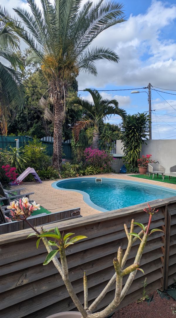 Maison à la Rivière située dans une rue calme au pied du cirque de Cilaos, des makes et du Dimitile.