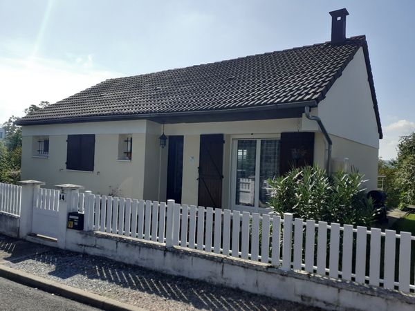 Maison indépendante située à 10 minutes du centre ville de Vichy. Au calme avec grande terrasse