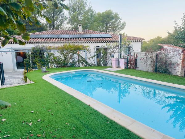 Maison 140 m² à Meyrargues avec piscine, barbecue, terrain de pétanque et jardin au calme.