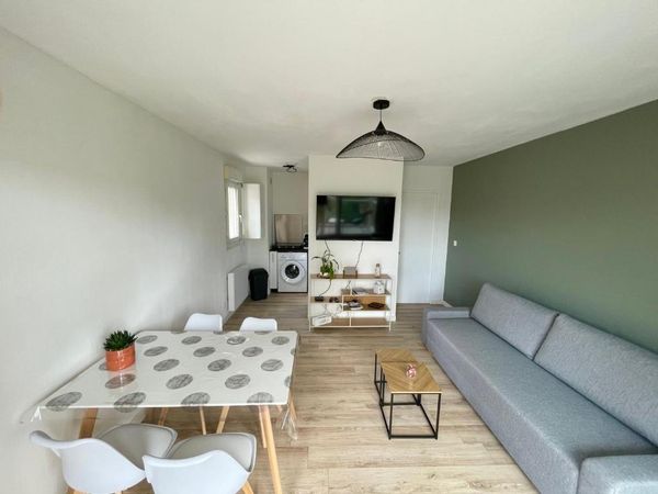Appartement cosy avec loggia et parking privé à Louviers