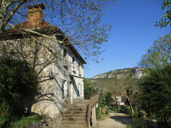 Maison au milieu des falaises de la vallée du Célé