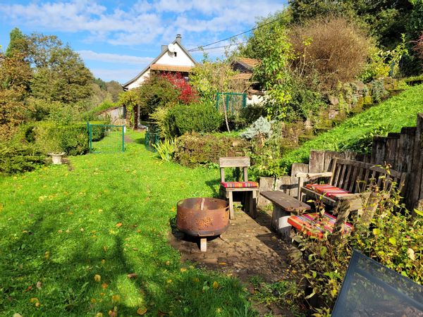 Maison en bord de village orientée sud avec un grand jardin arboré et fleuri