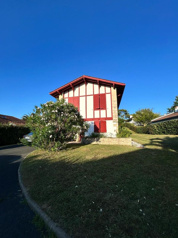 Maison basque idéale pour profiter à la fois de la mer et de la vie locale dans un cadre paisible.