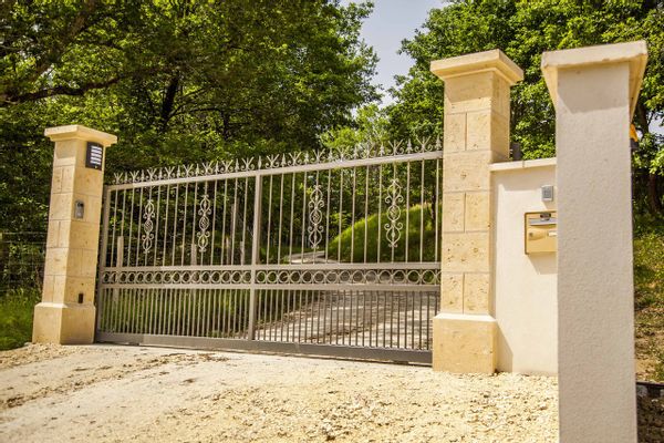 Maison de charme entourée de 11 hectares zone Natura 2000, chambre + salle de bain / maison entière