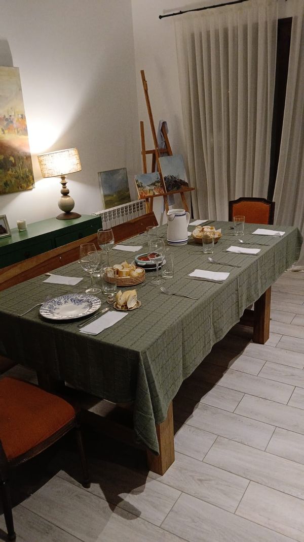 una casa fuera de la ciudad. El unico ruido fuerte son pajaros a la mañana y los grillos a la noche