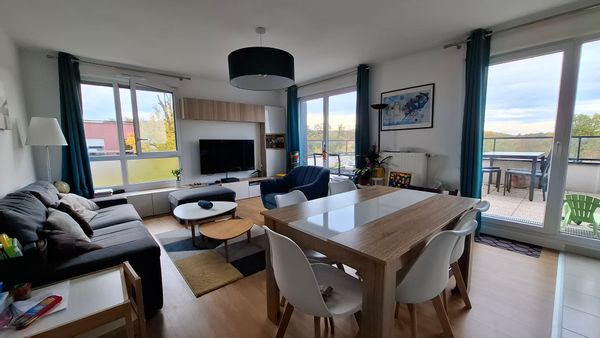 Escapade idéale : culture à Paris, nature au Vexin, confort d’un appart cosy et terrasse.