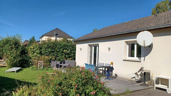plein pied,jardin arboré à l'abri des regards 30 mn de Metz,Sarrebruck et 35 mn du Luxembourg.