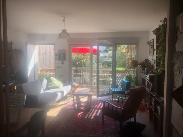 Nous vivons dans un appartement lumineux qui donne sur un jardin collectif.