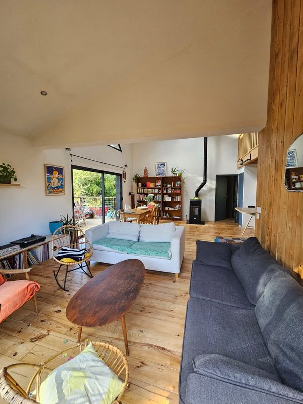 Grande maison en bois au coeur de la campagne