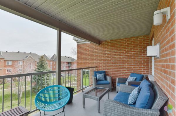 Superbe appartement  de 2 chambres à coucher, avec piscine creusée, Situé dans un secteur recherché.