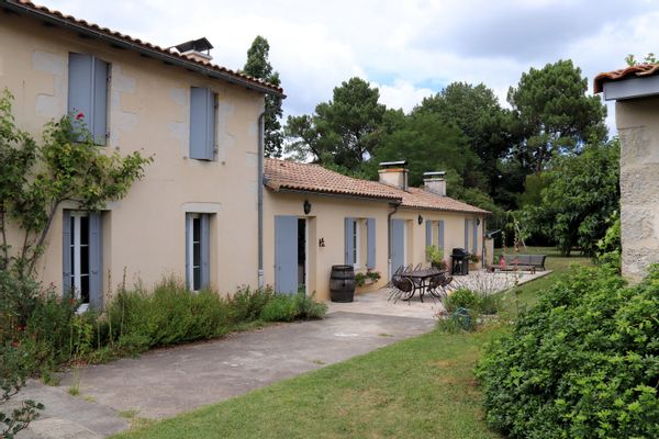 Une grande maison dans un village au sud de Bordeaux