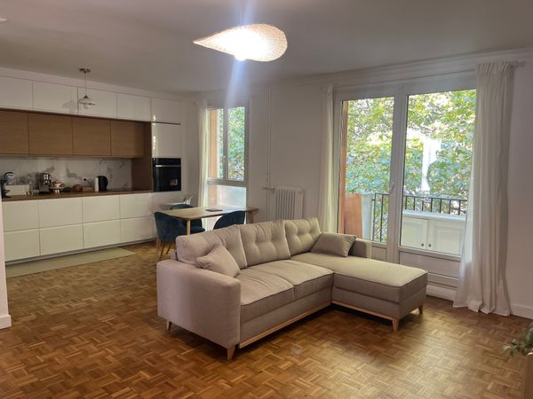 Chambre avec salle de baine privée chez Teresa et Jean-Michel, à quelques minutes de Paris en métro.
