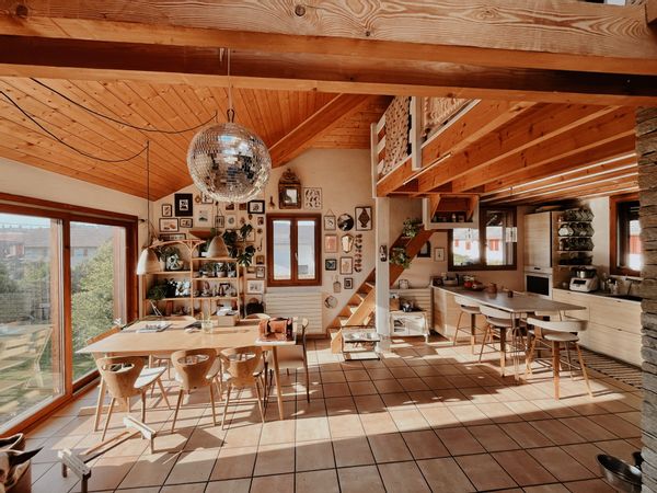 Maison joyeuse avec piscine, au pied des montagnes, jardin, animaux et jeux