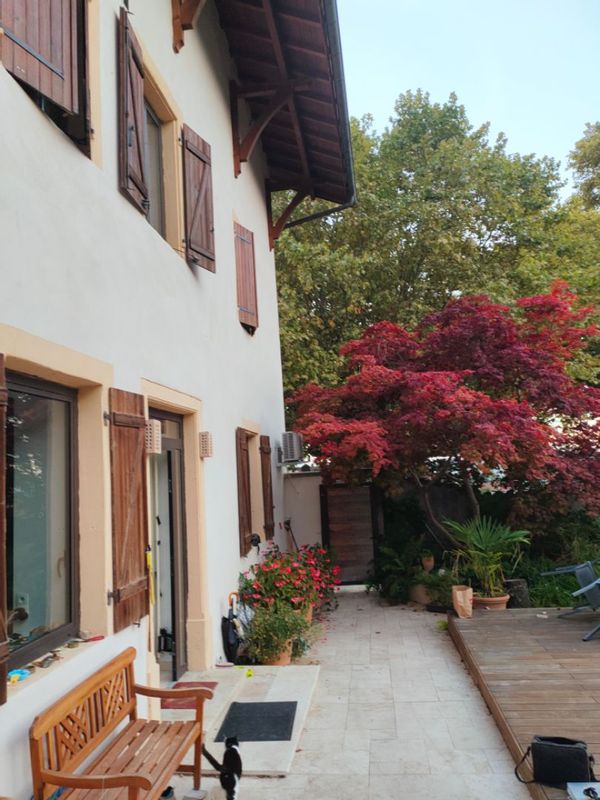 Maison traditionnelle Bressanne. Plafond à la française sur 2 étages.