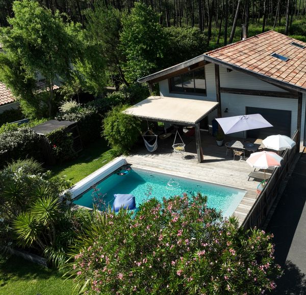 Maison familiale en bois avec piscine à Seignosse dans quartier calme en lisière de forêt