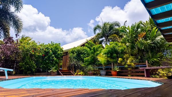 Villa 3ch + bungalow 2ch bois avec piscine & jardin tropical en Guadeloupe