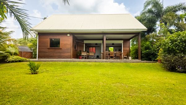 Villa créole avec terrasse et accès piscine au cœur de la campagne guadeloupéenne