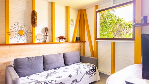 Bungalow créole cosy avec accès piscine et jardin tropical