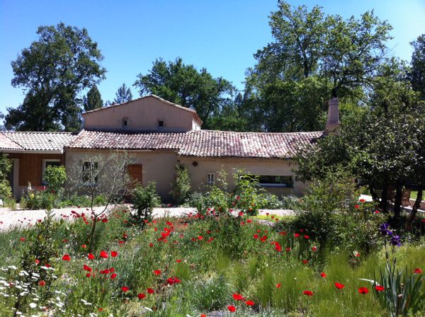 La maison de Mylène est dans une forêt, au calme. Proche de Bordeaux et du château de Montesquieu.