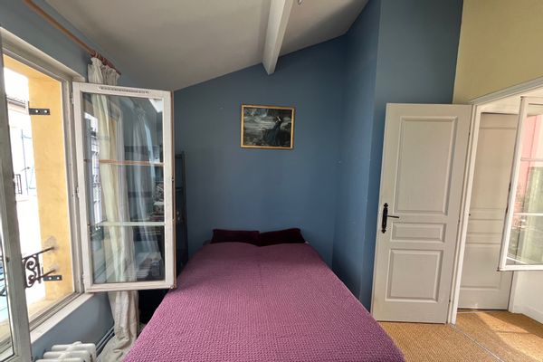 Chambre avec bureau proche de la capitale.