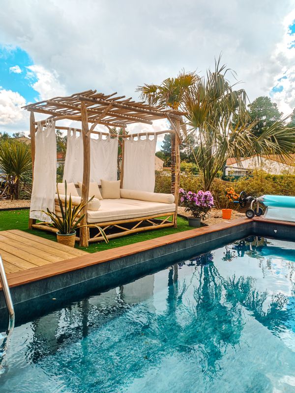 Maison de 2024, ambiance vacances à Bali avec ses palmiers et sa décoration bohème.  Piscine privée