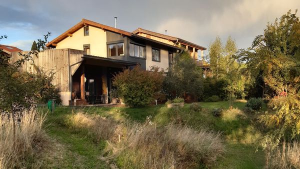 Maison écologique dans un écrin de verdure