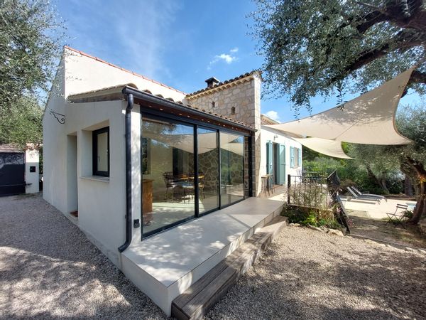 Maison de plain-pied orientée sud, sur un terrain de 815 m2 avec des oliviers centenaires et piscine