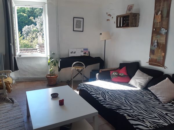 Maison typique de village Cévenole proche d'une rivière.