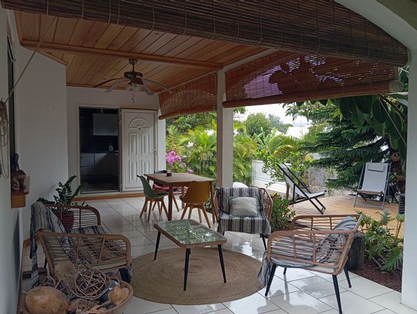 Maison de ville individuelle, proche des commodités, accès rapide aux sites touristiques de l'île.